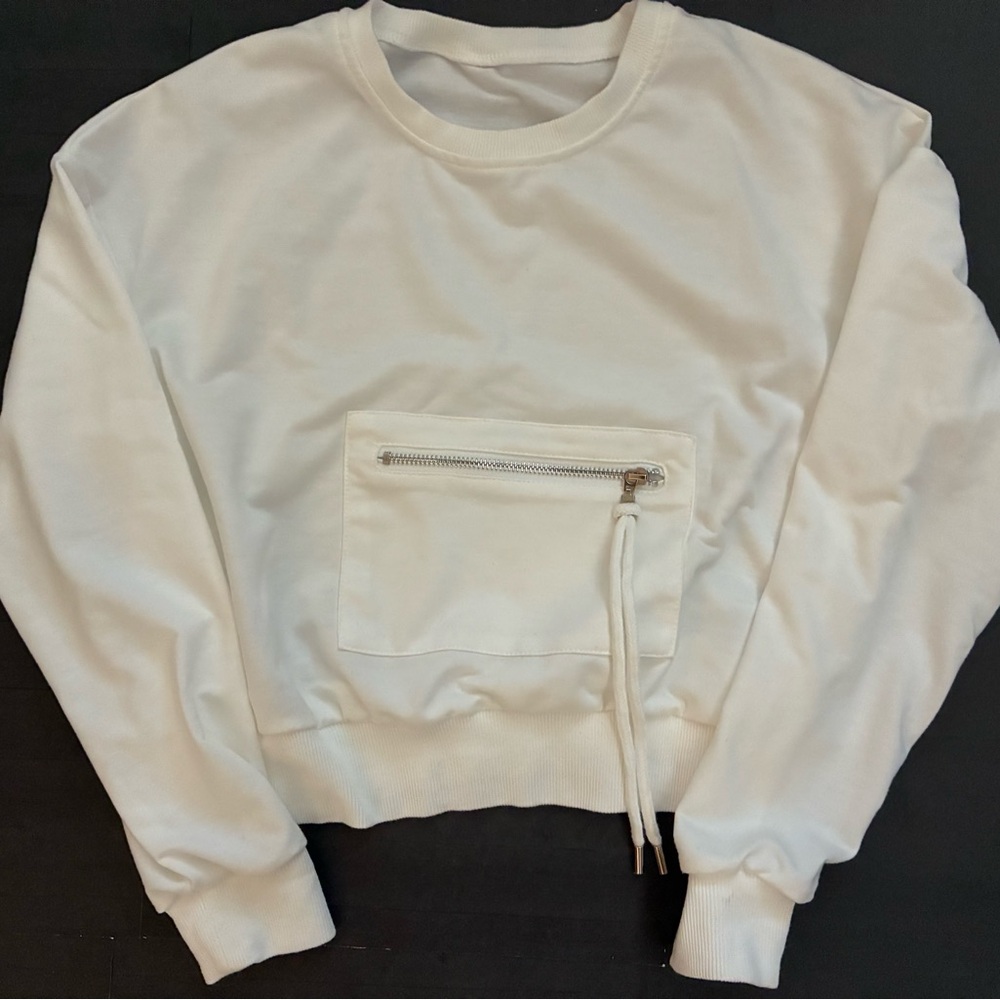 White pullover long sleeves crop top
